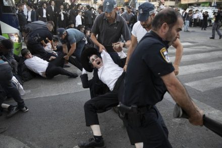 שוטרים חובטים במפגינים חרדים מהפלג הירושלמי. המפגינים מוחים על מעצרו על עריק. בני ברק 1 בנובמבר 2018 (אורן זיו / אקטיבסטילס)