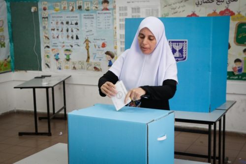 מצביעה פלסטינית בבחירות המקומיות בכפר קאסם, 30 באוקטובר 2018 (רועי אלימה / פלאש90)