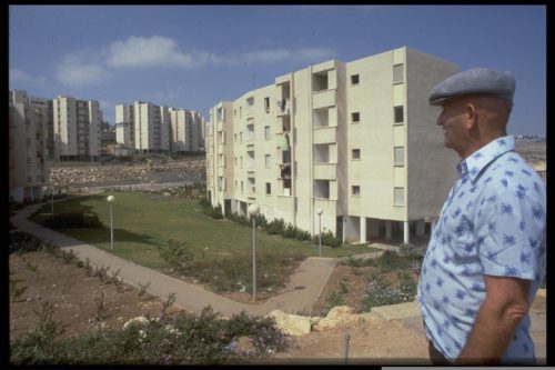שיכון בנצרת עלית בסוף שנות ה-70. הערבים קראו לנצרת עלית "אל-שיכון" (צילום: לע"מ) שיכון בנצרת עלית בסוף שנות ה-70. הערבים קראו לנצרת עלית "אל-שיכון" (צילום: לע"מ)