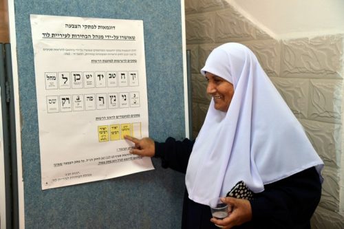 אשה בקלפי בלוד. אחת מששה הנציגים הערבים במועצה היא ערביה (צילום: יוסי זלינגר / פלאש 90)