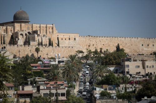 שכונת סילוואן על רקע מסגד אל-אקצא. הגן הלאומי היחיד בארץ שחיים בו אנשים (צילום: הדס פרוש / פלאש 90)