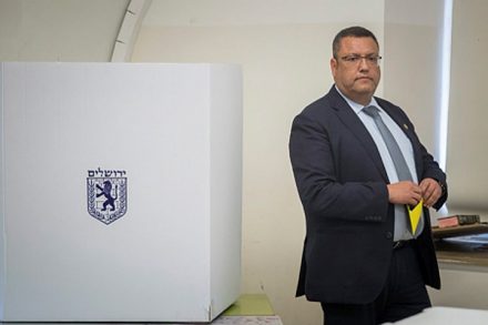 ירושלים זכתה רק לעתים נדירות לראש עיר בעל שיעור קומה שהולם את מימדיה, אבל נצחונו של משה ליאון אמש צורב אחרת. משה ליאון מצביע אמש, 13.11.2018 (יונתן זינדל/ פלאש 90)