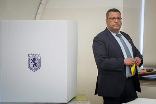 ירושלים זכתה רק לעתים נדירות לראש עיר בעל שיעור קומה שהולם את מימדיה, אבל נצחונו של משה ליאון אמש צורב אחרת. משה ליאון מצביע אמש, 13.11.2018 (יונתן זינדל/ פלאש 90)