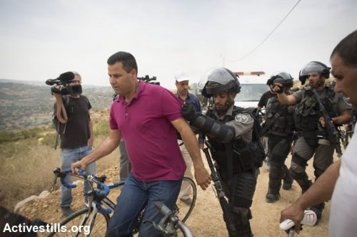 עבדאללה אבו רחמה במהלך מעצרו (אורן זיו/ אקטיבסטילס) עבדאללה אבו רחמה במהלך מעצרו (אורן זיו/ אקטיבסטילס)