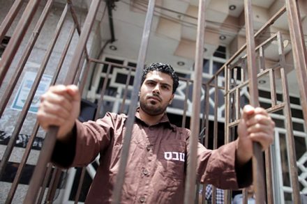 מפגין בבית לחם מפגין למען שחרורם של אסירים פלסטינים, 2015. (עיד תאיה/ פלאש 90)