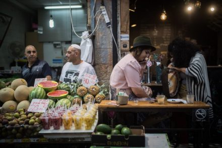 השעה היתה מוקדמת, בשוק היו לקוחות בודדים יחסית (צילום: הדס פרוש / פלאש 90)