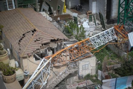 מנוף שנפל על בית ברמת גן. צריך לחזק את הסנקציות הפליליות (צילום: פלאש 90)
