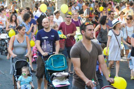 הפערים בין תינוקות להורים בעלי אמצעים לתינוקות להורים ללא אמצעים משפיעים על כל החיים. "צעדת עגלות" בתל אביב (צילום: יוסי זליגרף / פלאש 90)