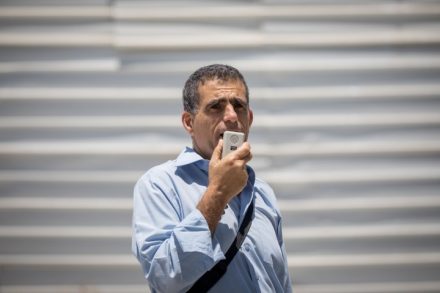 הקול הכי בולט היום במרצ נגד הכיבוש. ח"כ מוסי רז בהפגנה של "נשים עושות שלום" באוגוסט 2018 (צילום: יונתן סינדל / פלאש 90)