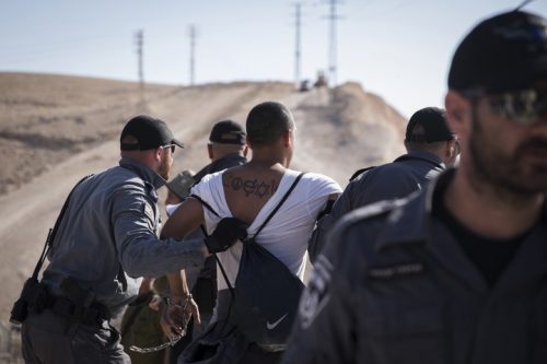 מתוך התערוכה "עדות מקומית 2018": צלם אקטיבסטילס ושיחה מקומית זכה במקום הראשון בקטגוריית חברה וקהילה על סדרת צילומים שתיעדו את המאבק נגד הריסת ח'אן אל אחמר (אורן זיו / אקטיבסטילס)