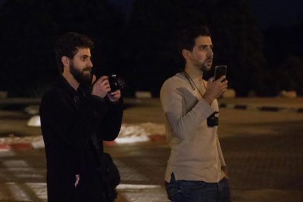 "עמנואל ברוש" ותום ניסני, רכז פעילים ב"אם תרצו", מתעדים את המפגינים בתחנת דלק ליד גבול עזה, אחרי ש"ברוש" נחשף. ניסני הגיע למקום ההפגנה דקה אחרי שהחלה (צילום: אורן זיו / אקטיבסטילס)