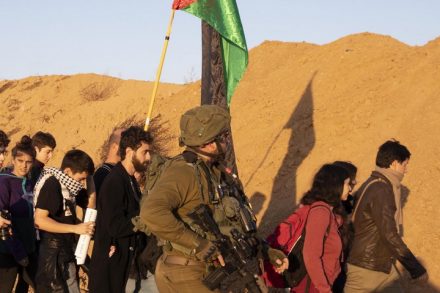 "עמנואל ברוש" (מזוקן, מאחורי החייל) במחאת ההזדהות עם תושבי עזה ליד הגדר. בדף הפייסבוק שלו עודד את המפגינים (צילום: אורן זיו / אקטיבסטילס)