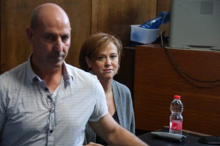 מנכ"לית בנק לאומי רקפת רוסק עמינח, ומאבטח צמוד, ביום השלישי לחקירתה הנגדית ב"משפט הבנקאים" (צילום: מוטי קמחי/Ynet/פול)