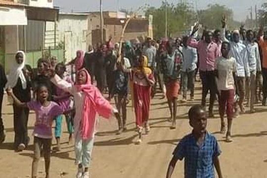יורים עליהם אש חיה. מפגינים נגד עומר אל-בשיר בסודאן (מתוך המדיה החברתית הסודאנית)