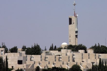 "עם כל שאיפתה של האוניברסיטה לקבל ללימודים גם חיילים במדים אין הדבר יכול להיעשות על ידי שינוי המשטר הפנימי בה ממשטר חופשי למשטר צבאי". האוניברסיטה העברית (צילום: נתי שוחט / פלאש 90)