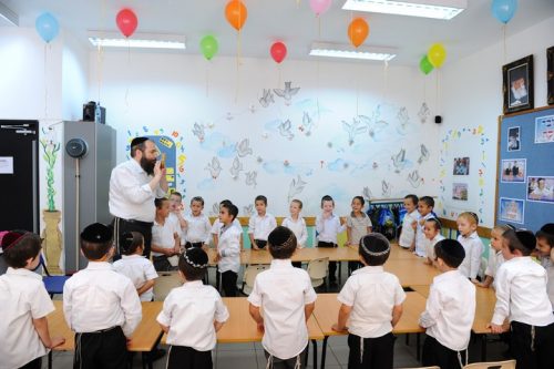 מורות ומורים הסובלים מדיכוי תעסוקתי מתמשך הם לא אלה שיובילו מהפכות פדגוגיות. (כיתה בבית עלית. צילום: מנדי הכטמן / פלאש 90)