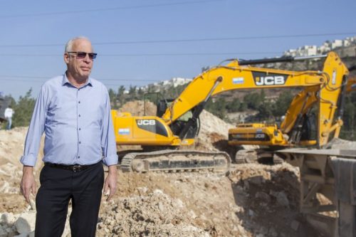 הריסת בתים של בדואים אמורה לסלול את דרכו לראשות המפלגה. השר אורי אריאל (צילום: יונתן סינדל / פלאש 90)