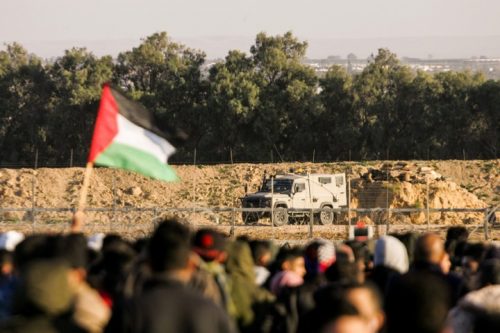 "גם אם אנחנו עדיין לא רואים תנועה או זרם פוליטיים חדשים, ברחוב ובכל מקום מורגש שינוי. הפלסטינים מדברים פחות על הסדר ויותר על השגת זכויותיהם, מבלי לחכות לאף אחד". מפגינים מול חילים ממוגנים בצעדת השיבה על גבול עזה (עבד רחים ח'טיב / פלאש 90) "גם אם אנחנו עדיין לא רואים תנועה או זרם פוליטיים חדשים, ברחוב ובכל מקום מורגש שינוי. הפלסטינים מדברים פחות על הסדר ויותר על השגת זכויותיהם, מבלי לחכות לאף אחד". מפגינים מול חילים ממוגנים בצעדת השיבה על גבול עזה (עבד רחים ח'טיב / פלאש 90)