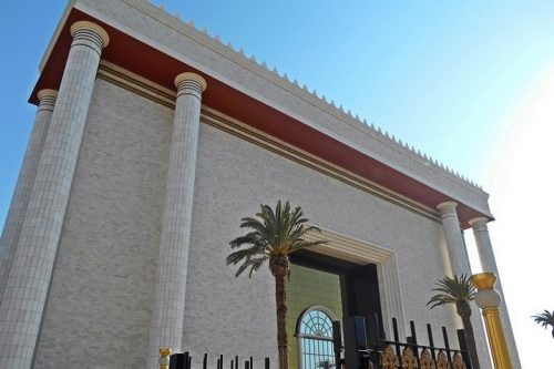כמרים אוונליטסים לבושים בטלית. "מקדש שלמה" שהוקם בסאו פאולו (צילום: ויקטור מזוקו, ויקימדיה, CC BY-SA 4.0)