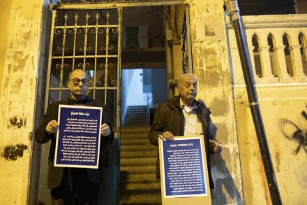 מוחמד סבאג (מימין) בפתח בית המשפחה בשכונת עג'מי ביפו. דיירת יהודיה בבניין גילתה הבנה (צילום: אורן זיו / אקטיבסטילס)