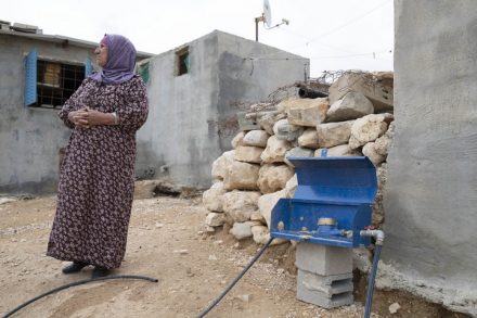 התקינו שעוני מים ואחר כך ניתקו. חסנה, תושבת מסאפר יאטא, ליד שעון המים ליד ביתה (צילום: אורן זיו / אקטיבסטילס)