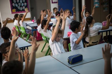 "בכל הקשור להתפתחות החברתית והרגשית, "הכיתה" האחידה לאורך כל מסלול הלימודים, מבטלת את העצמי של הילדים". תלמידים במערכת החינוך בישראל. אילוסטרציה. (הדס פרוש / פלאש 90)
