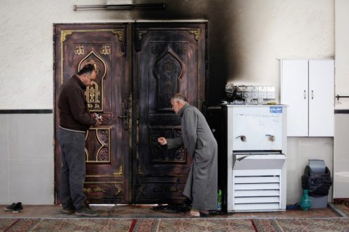 לפעמים המתנחלים פוגעים בחקלאות, לפעמים במסגד, לפעמים באנשים. מסגד שהוצת בכפר עקרבה (צילום: נאסר שתאיה / פלאש 90)