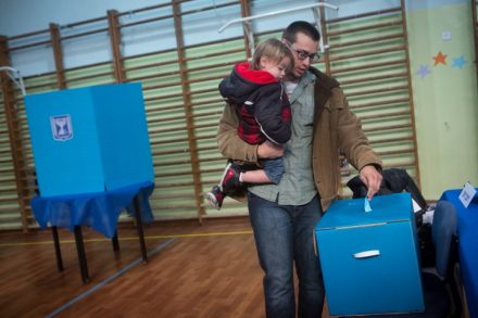 בחירה בין מי ששם את טובת המשק במרכז לבין מי ששם את טובת הילד במרכז. מצביע בקלפי בירושלים. בחירות 2015. אילוסטרציה. (מרים אלסטר / פלאש 90)