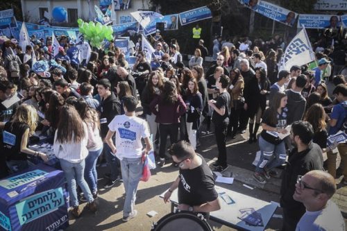 חינוך שמתיימר להיות אובייקטיבי מעלים את העולם מעיני התלמידים. בחירות בבית ספר בליך ברמת גן ב-2015 (צילום: פלאש 90)