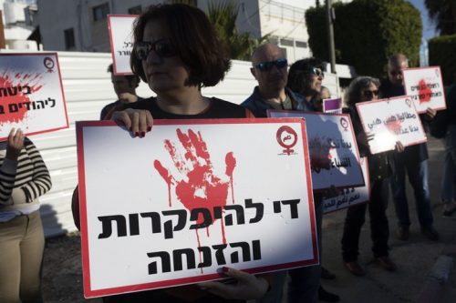 "ככה הנשים הערביות לומדות: אם יש איום נגדכן, תכינו את הראיות, צילומי מסך ולשלוח בדואר רשום למשטרת ישראל, אולי הם יעשו משהו". הפעילה הפמיניסטית סמאח סלאימה. הפגנה בעקבות רציחתה של דיאנה אבו קטיפאן. 19 מרץ 2019, לוד. (אורן זיו)