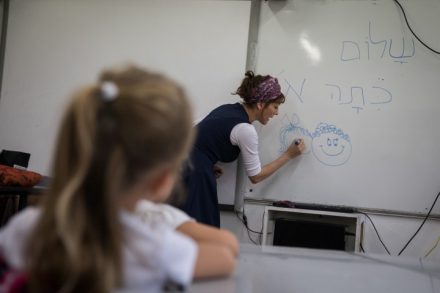 מחקרים מראים שככל שהמורים מקדישים יותר זמן להכנת מערכי שיעור, רמתם עולה. בישראל המצב הפוך. למצולמת אין קשר לכתבה (צילום: הדס פרוש / פלאש 90)