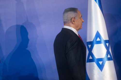 לראשונה בתולדות מדינת ישראל מכהן ראש ממשלה שנאשם בעבירות פליליות. נתניהו אתמול אחרי ההודעה על כתב אישום נגדו בכפוף לשימוע (צילום: יונתן סינדל / פלאש 90)