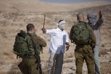 הרבש"צ אומר, החיילים מבצעים. מתנחלים וחיילים בדרום הר חברון (אורן זיו / אקטיבסטילס)