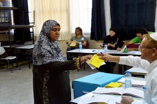 אחרי שבליכוד הפכו את הח"כים הערבים לבוגדים, עכשיו הופכים את המצביעים הערבים לזייפנים. מצביעה בקלפי בלוד (יוסי זליגר / פלאש 90)
