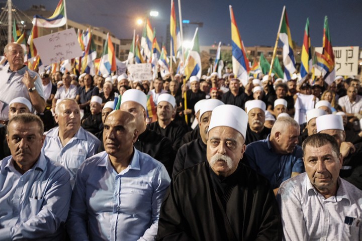 מנהיגי הקהילה הדרוזית במהלך ההפגנה נגד חוק הלאום בכיכר רבין (תומר ניוברג / פלאש 90)