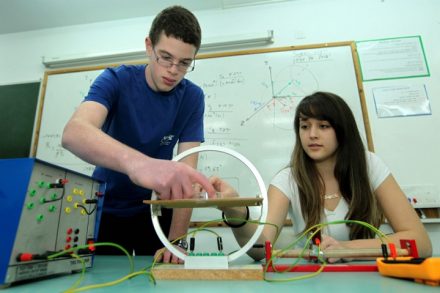 ככל שמדינה הצטיינה יותר במדד החדשנות, כך תלמידיה קיבלו ציונים נמוכים יותר, בהשוואה בין שנת 2006 לשנת 2016. תלמידים בבית ספר של רשת אורט. אילוסטרציה. (משה שי / פלאש 90)