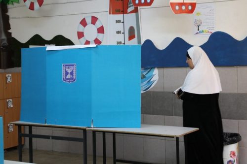 כל עוד היהודים מאשימים את הערבים על כך שאינם עוזרים לעצמם, או שאינם עוזרים להחליף את השלטון כדי שייטיב עמם, אין סיכוי לשינוי. מצביעה בקלפי בטייבה. 9 באפריל 2019 (צילם: אורן זיו)