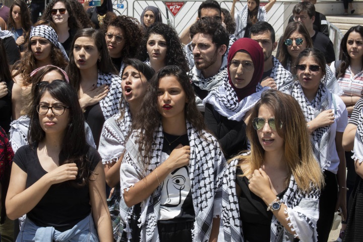 עבור רוב היהודים הישראלים, הנכבה פשוט לא היתה קיימת. סטודנטיות פלסטיניות בטקס יום הנכבה באוניברסיטת תל אביב, 2019 (צילום: אורן זיו) 