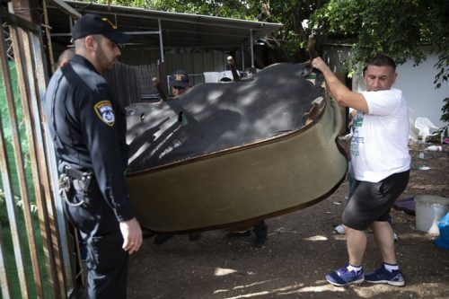 ״הכל הולך פה לפי רצון העירייה, אנחנו חיים פה משנות החמישים אבל קוראים לנו פולשים״. פינוי ביתו של יוסי דניאלי באבו כביר (אורן זיו / אקטיבסטילס)