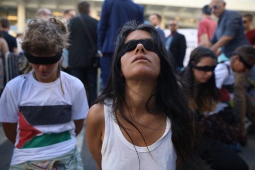 "כשתיירים מגיעים לאירוויזיון, הם לא רואים את החומה ואת הגזענות". מפגינה נגד האירוויזיון בכיכר הבימה (צילום: אורן זיו / אקטיבסטילס)