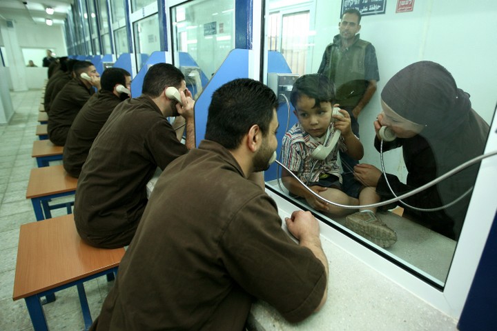חדר ביקורים בכלא עופר (צילום: משה שי / פלאש 90)