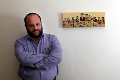 מדבר על מדינה שמכחידה אזרחים ב"נימה הומוריסטית". השדרן קובי אריאלי (צילום: יוסי זמיר / פלאש 90) מדבר על מדינה שמכחידה אזרחים ב"נימה הומוריסטית". השדרן קובי אריאלי (צילום: יוסי זמיר / פלאש 90)