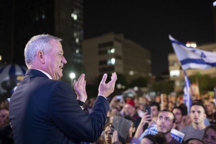 חבר הכנסת והמפגין הטרי בני גנץ על הבמה בהפגנת האופוזיציה (אורן זיו)