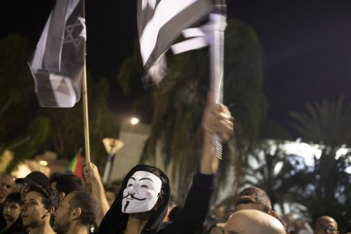 דגלי ישראל בשחור-לבן ומסכות. המפגינים דרשו להשבית את המדינה (אורן זיו)