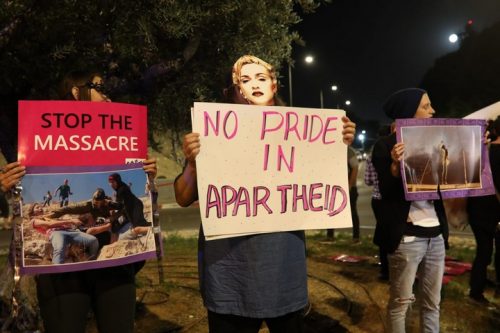 "ישראל מתחזה לדמוקרטיה בזמן שהיא מבצעת פשעים". מפגינים מול תחרות האירוויזיון בתל אביב (צילום: אורן זיו / אקטיבסטילס) "ישראל מתחזה לדמוקרטיה בזמן שהיא מבצעת פשעים". מפגינים מול תחרות האירוויזיון בתל אביב (צילום: אורן זיו / אקטיבסטילס)