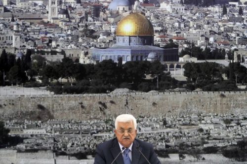 אש"ף מחליט החלטות אבל איש לא מבצע אותן. הנשיא מחמוד עבאס במהלך כינוס של אש"ף ברמאללה (צילום: עיסאם רימאווי / פלאש 90)