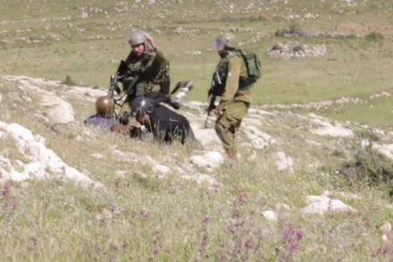 דובר צה"ל טען בהתחלה שהחיילים הפעילו "כוח סביר". אירוע התקיפה בנבי סלאח באפריל 2015 (מתוך וידיאו, צילום מיקי קרצמן)