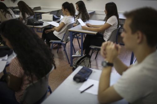 תלמידי כיתה י"ב במהלך בחינת בגרות במתמטיקה. אילוסטרציה. (הדס פרוש / פלאש 90) תלמידי כיתה י"ב במהלך בחינת בגרות במתמטיקה. אילוסטרציה. (הדס פרוש / פלאש 90)