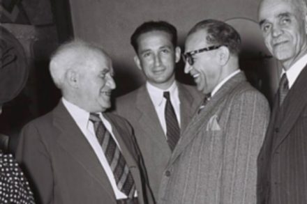 איראן הכירה בישראל "דה פקטו" ב-1950 אבל לא היתה מוכנה למסד את הקשר רשמית. ראש הממשלה בן גוריון עם הנציג האיראני רזא סאפיניה ב-1950 (צילום: טדי בראונר / לע"מ)