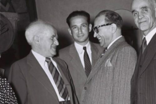 איראן הכירה בישראל "דה פקטו" ב-1950 אבל לא היתה מוכנה למסד את הקשר רשמית. ראש הממשלה בן גוריון עם הנציג האיראני רזא סאפיניה ב-1950 (צילום: טדי בראונר / לע"מ)